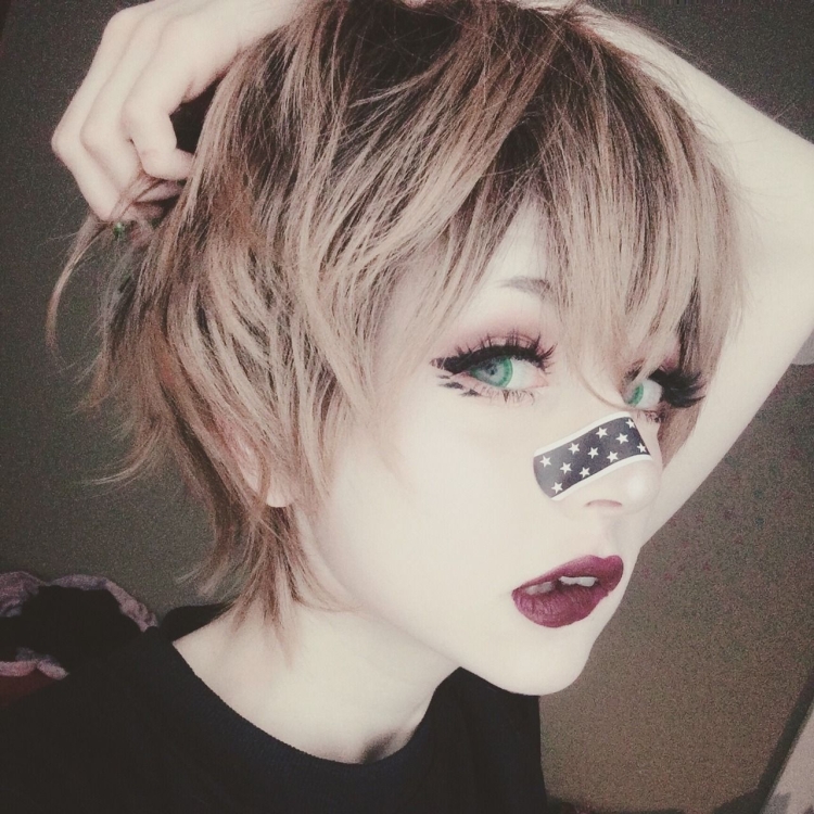 Косплей девушки с короткими волосами