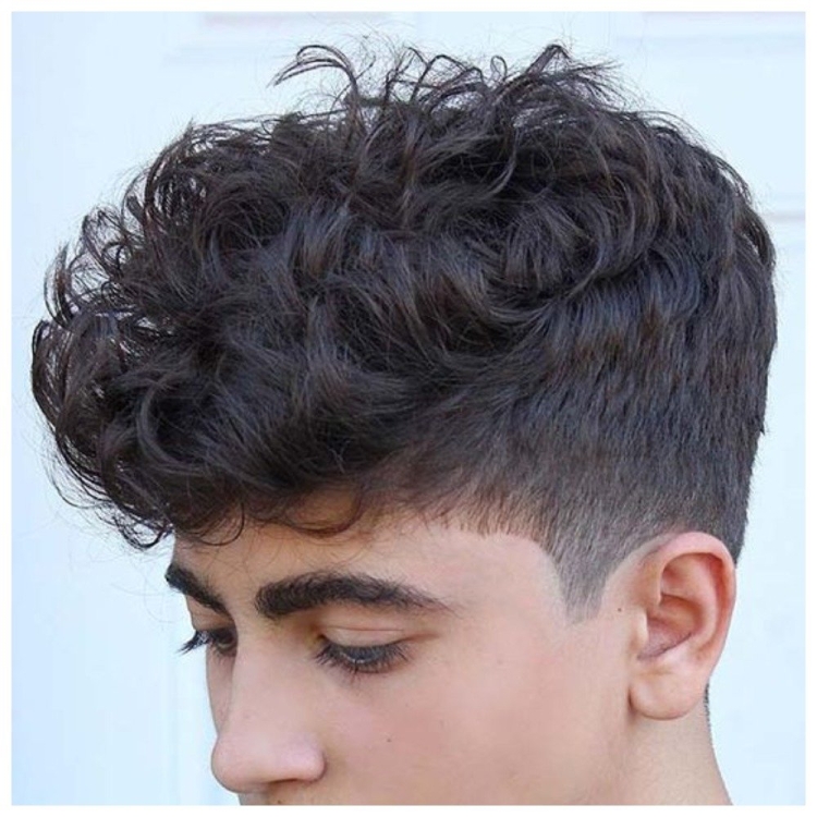 Керли бойс прическа