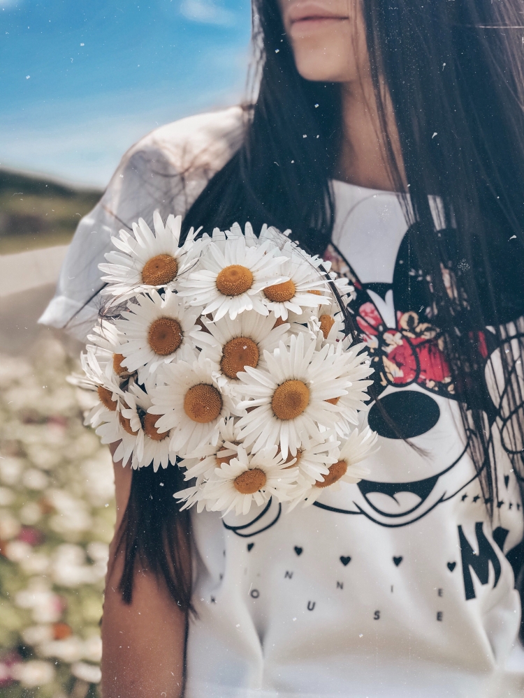 Брюнетка с ромашками