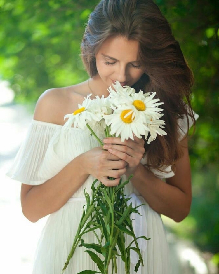 Красивые девушки с ромашками