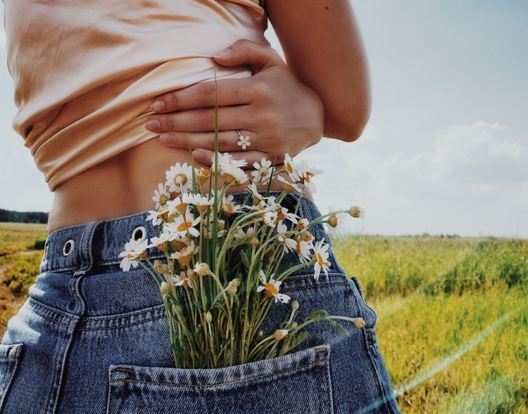 Фотосессия в ромашках в джинсах