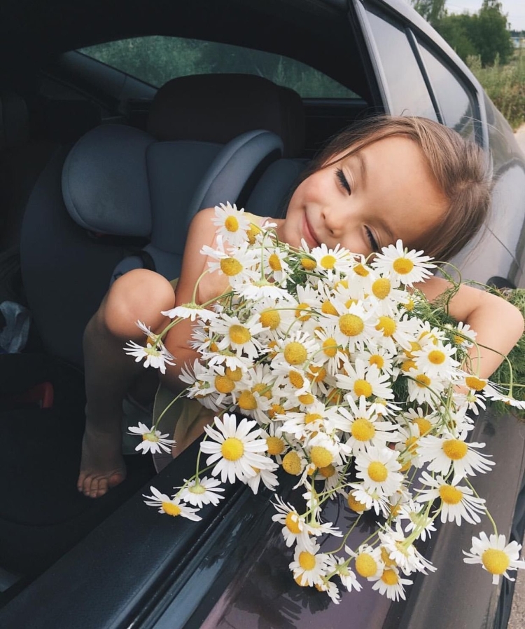 Фотосессия с букетом ромашек