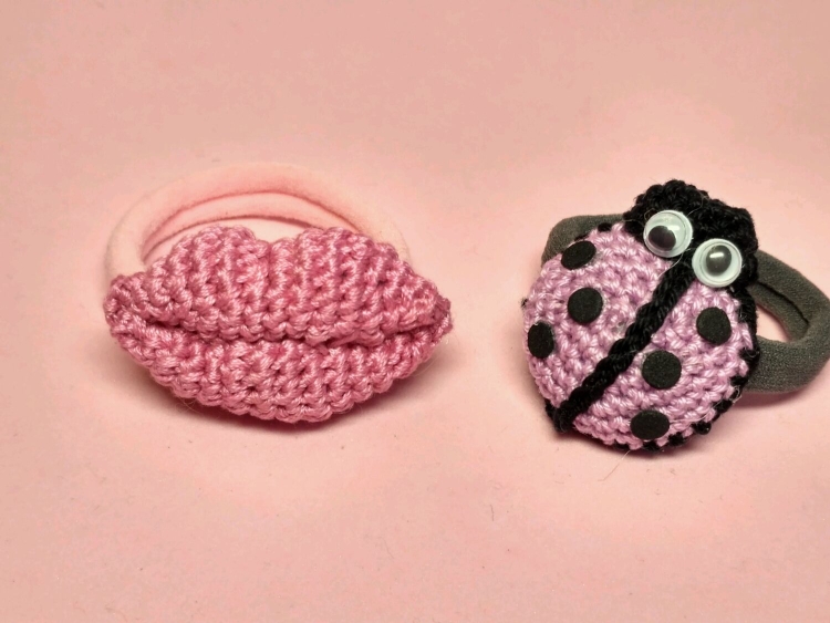 Вязаные заколки и резинки