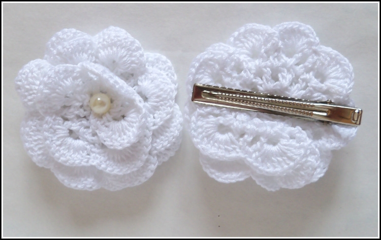 Заколки из вязанного цветка и тесьмы