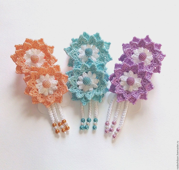 Заколки с вязаными цветами