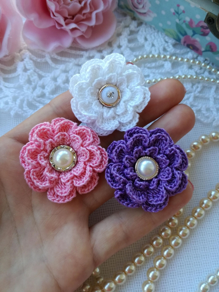 Украшения на заколки вязаные