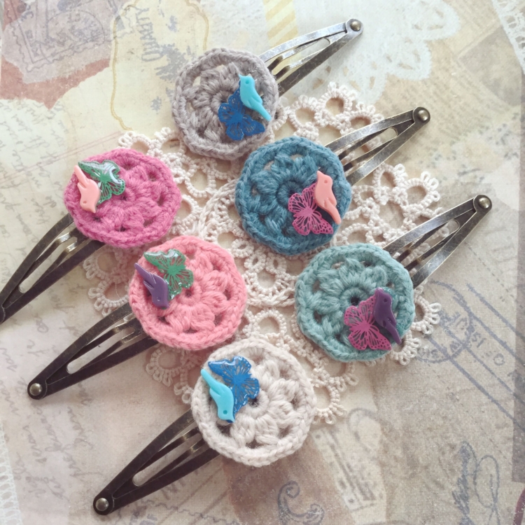 Вязаные заколки крючком
