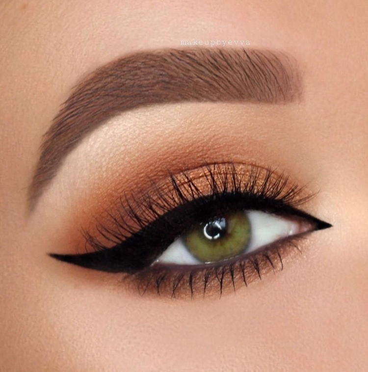 Макияж со стрелками для зеленых глаз