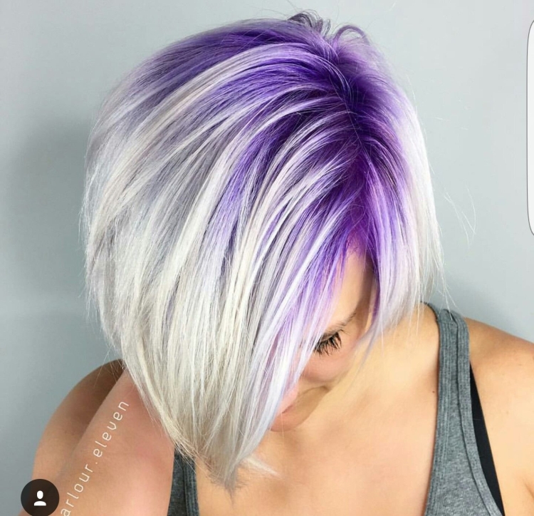 Короткая стрижка с фиолетовыми прядями