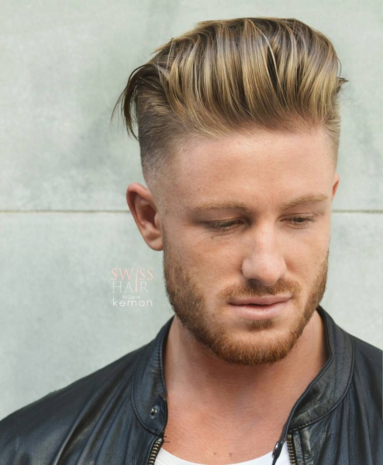 Брэд Питт стрижка с зачёсом назад