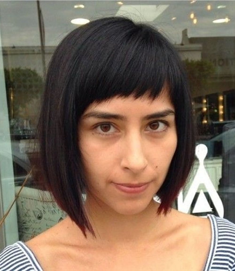 Косая чёлка с уголком над бровью