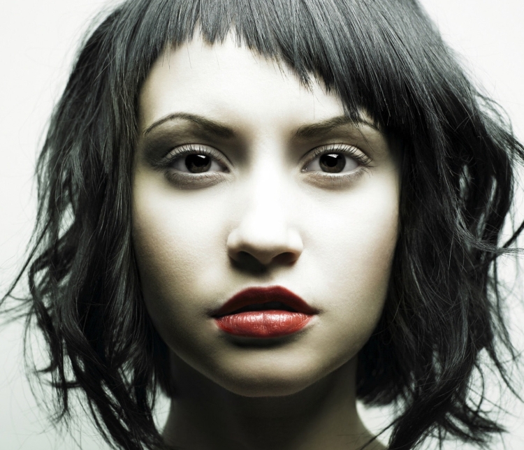 Короткая рваная челка наискосок