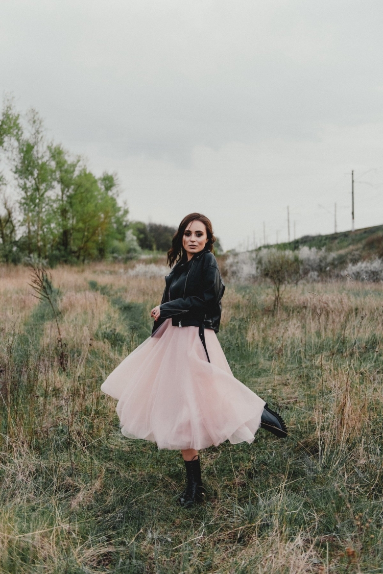 Нежное платье с грубыми ботинками