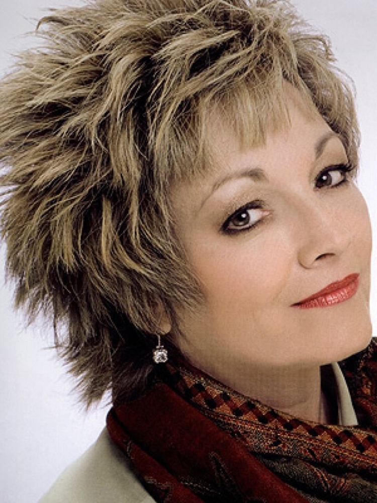 Стрижка Гаврош на средние волосы после 50