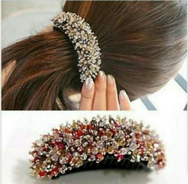 Заколка с бусинами на волосах