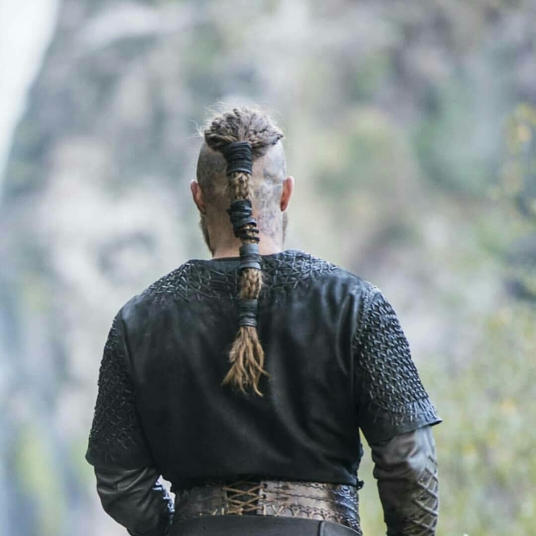 Рагнар Лодброк прическа коса