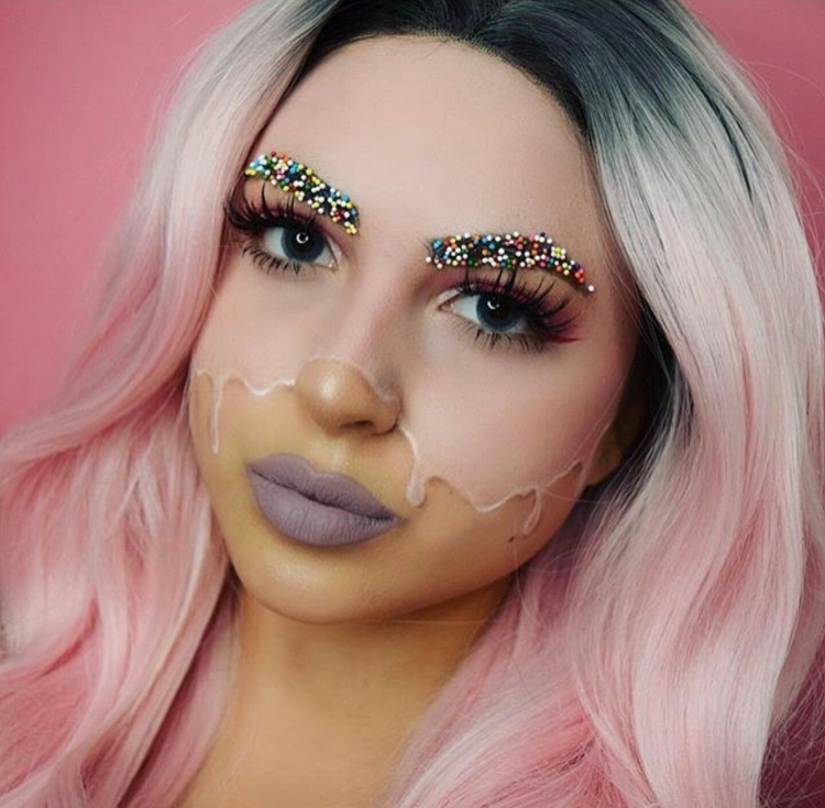 Макияж на Хэллоуин с розовыми волосами