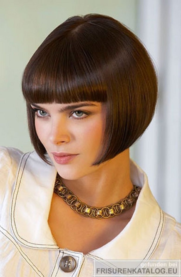 Классическое каре с прямой челкой