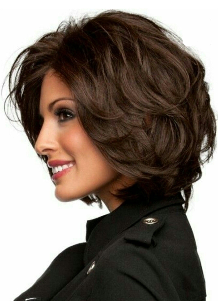 Градуированный Боб на средние вьющиеся волосы