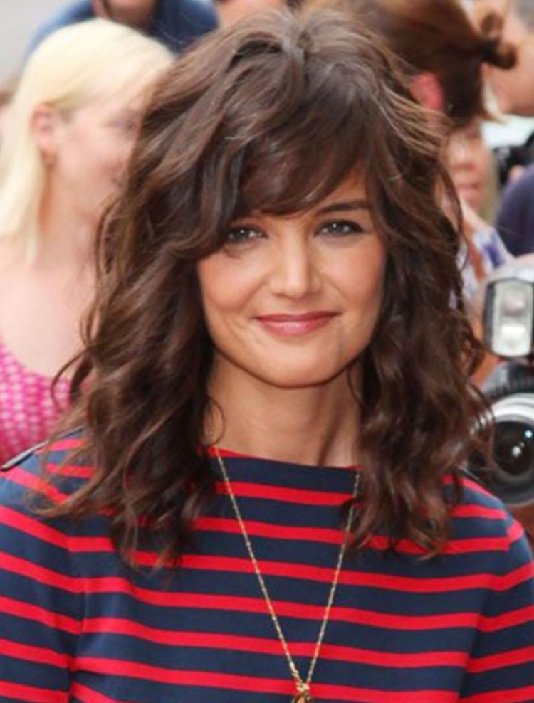 Удлиненная челка на волнистые волосы