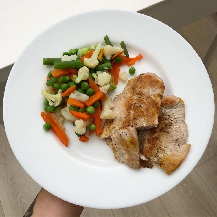 Вареная индейка с овощами