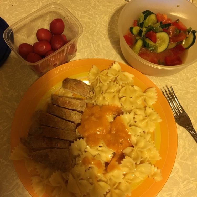 Домашний стол с едой