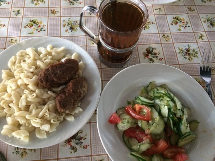 Ужин макароны с котлетой