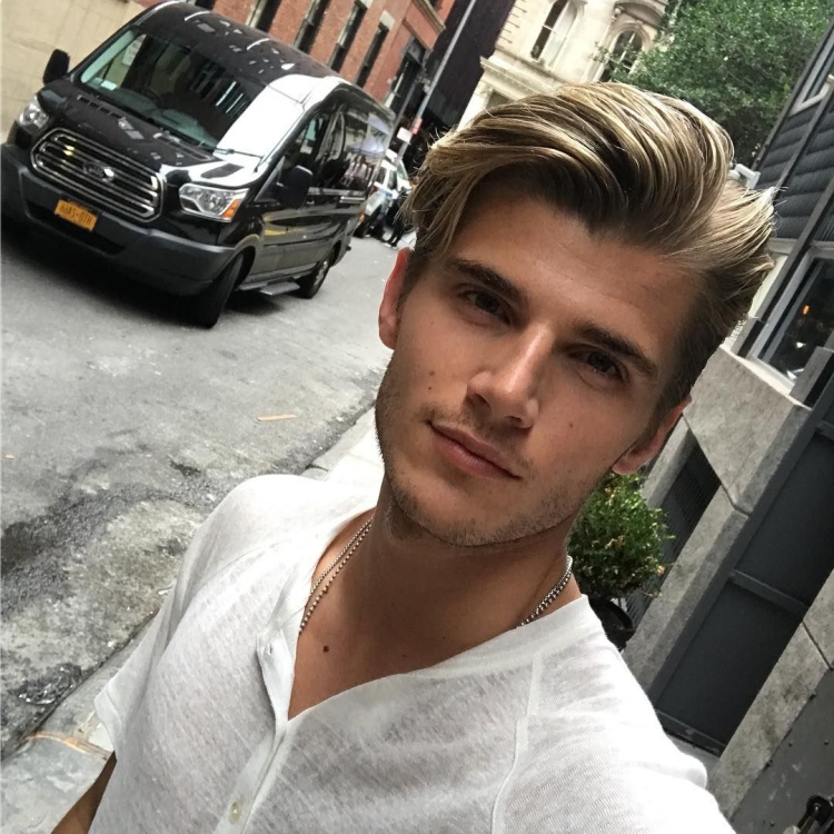 Симпатичный русый парень