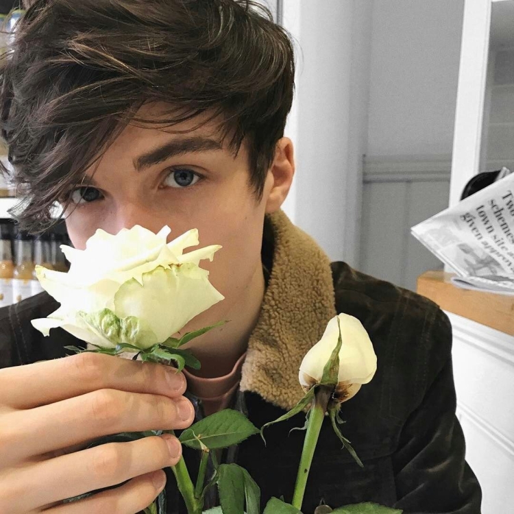 Юноша с розой