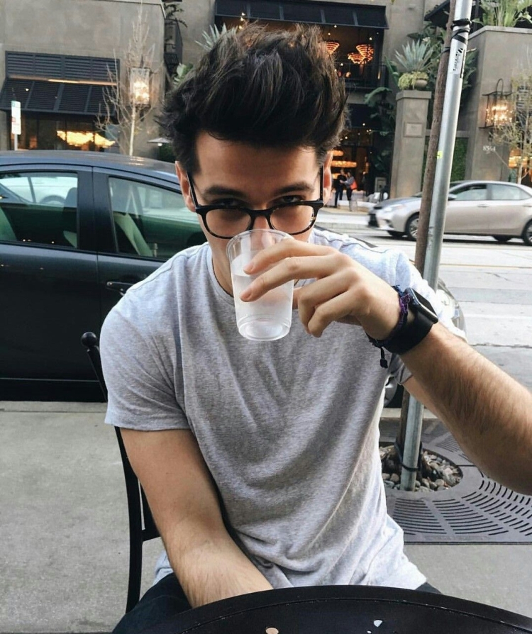 Красивый мальчик с очками