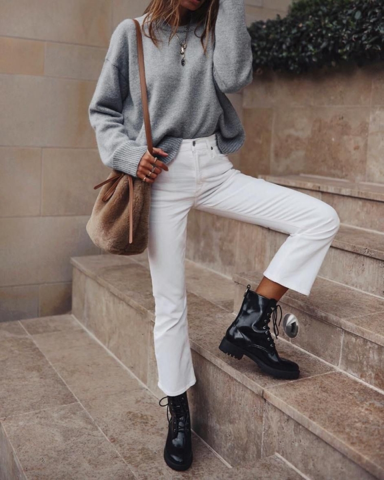 Белые джинсы с черными ботинками