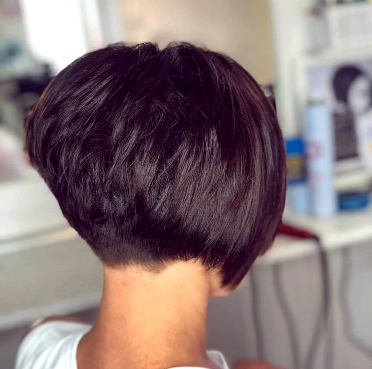 Боб каре на ножке градуированное