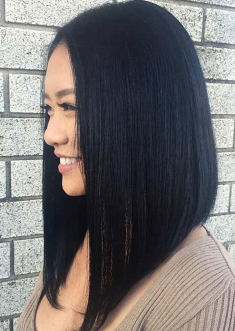 «Боб» или «Боб-каре» с удлиненными прядями.