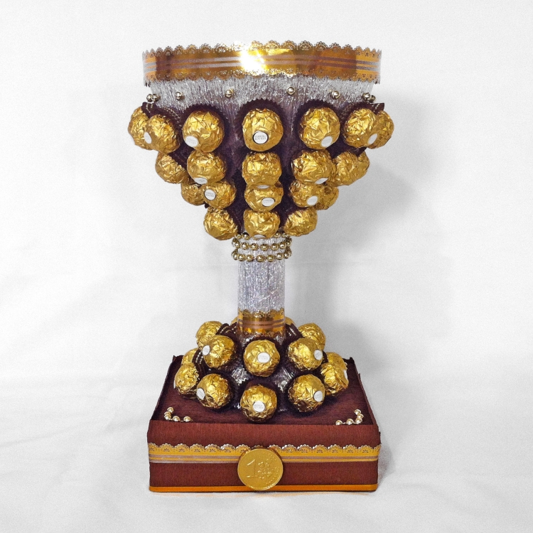 Подарок из конфет