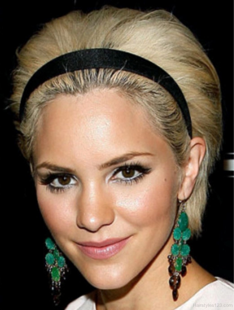 Прическа с ободком на средние волосы