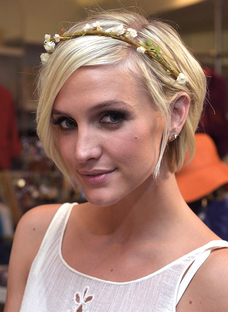 Укладка на короткие волосы с ободком