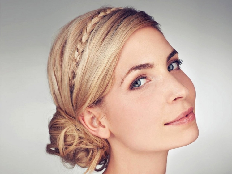 Прическа с ободком на собранные