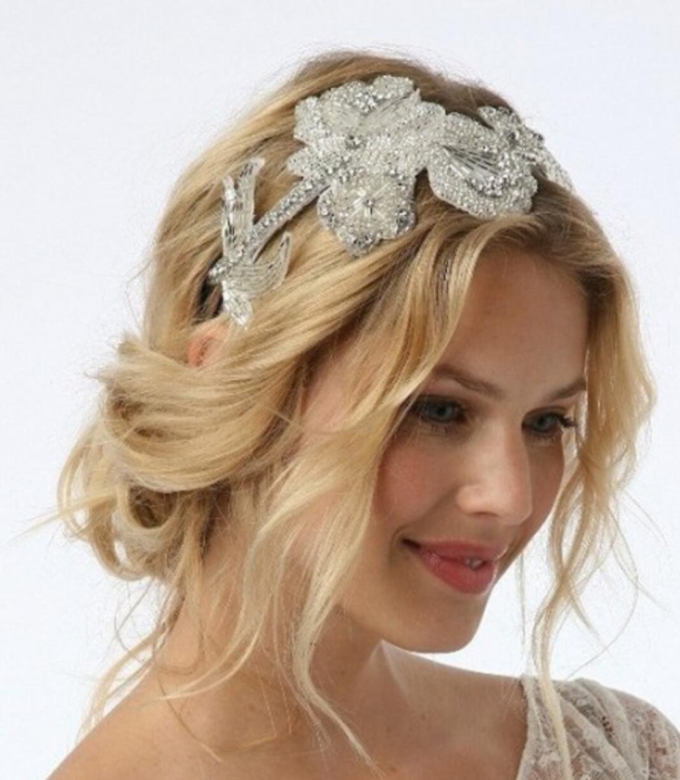 Прическа с ободком на средние волосы