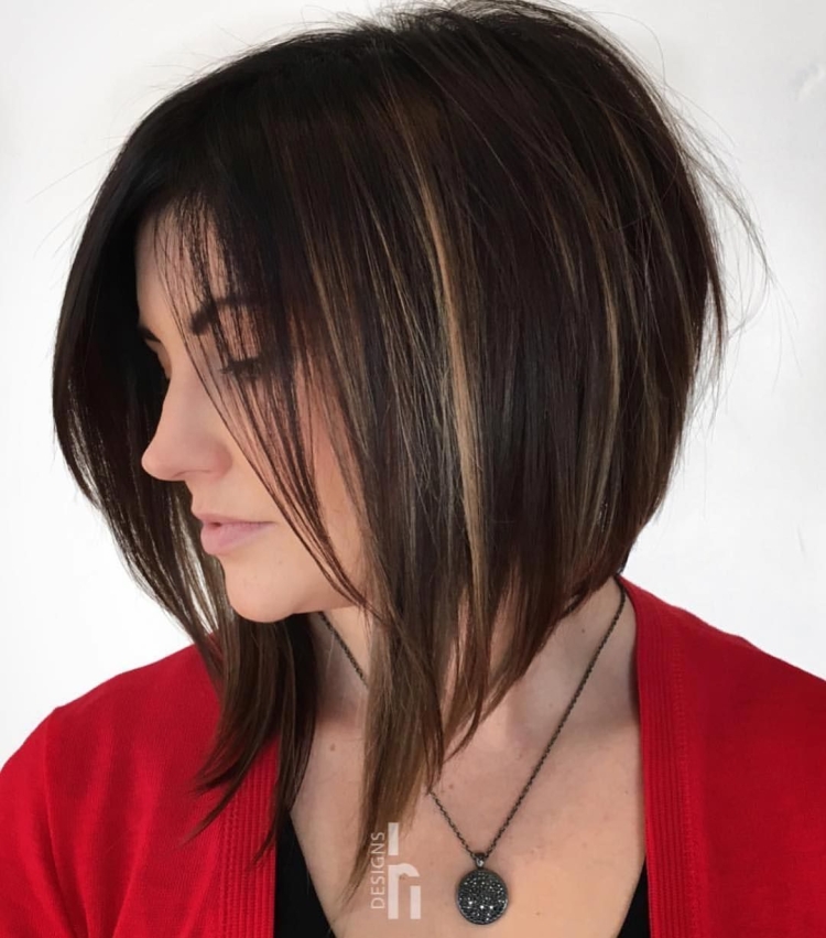 Пряди на темных волосах каре