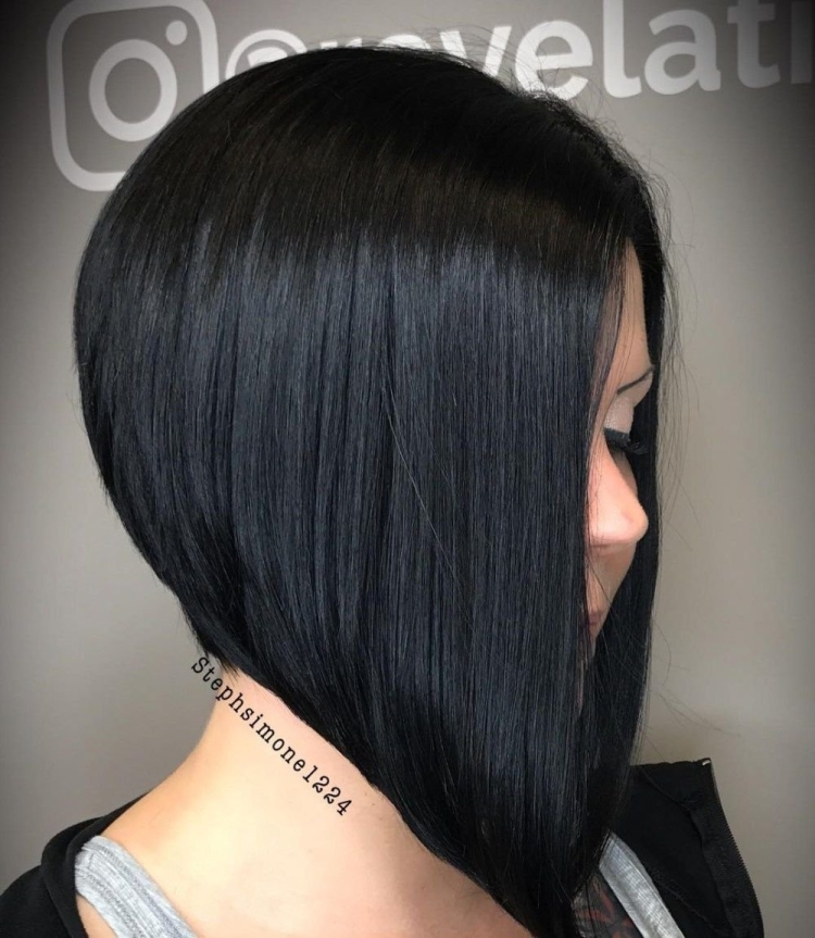 Косое каре на черные волосы