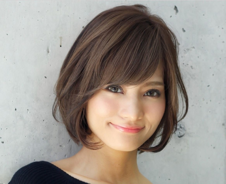 Каре с челкой набок