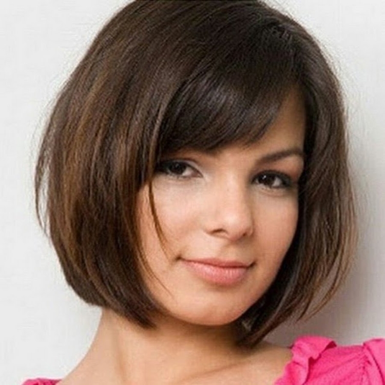 Каре стрижка с челкой на средние с челкой для круглого лица