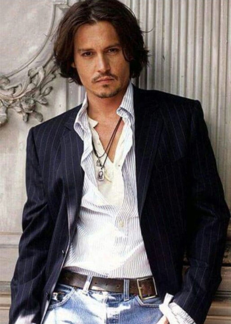 Джонни Депп с длинными волосами