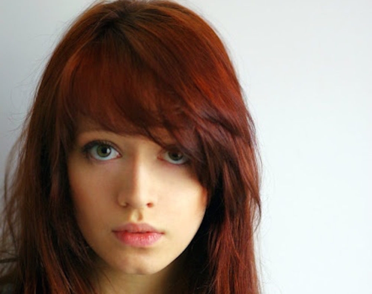 Девушки с челкой на бок