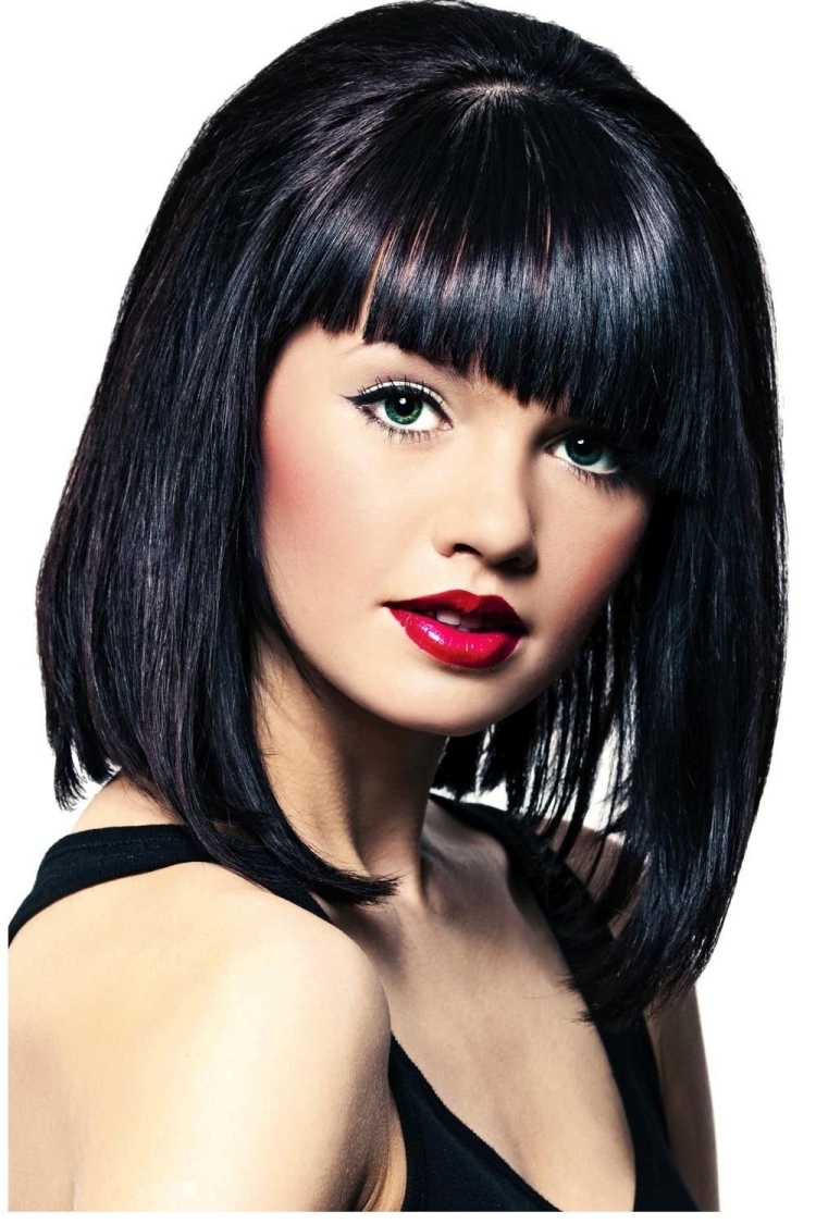 Стрижка Клеопатра с челкой на средние волосы