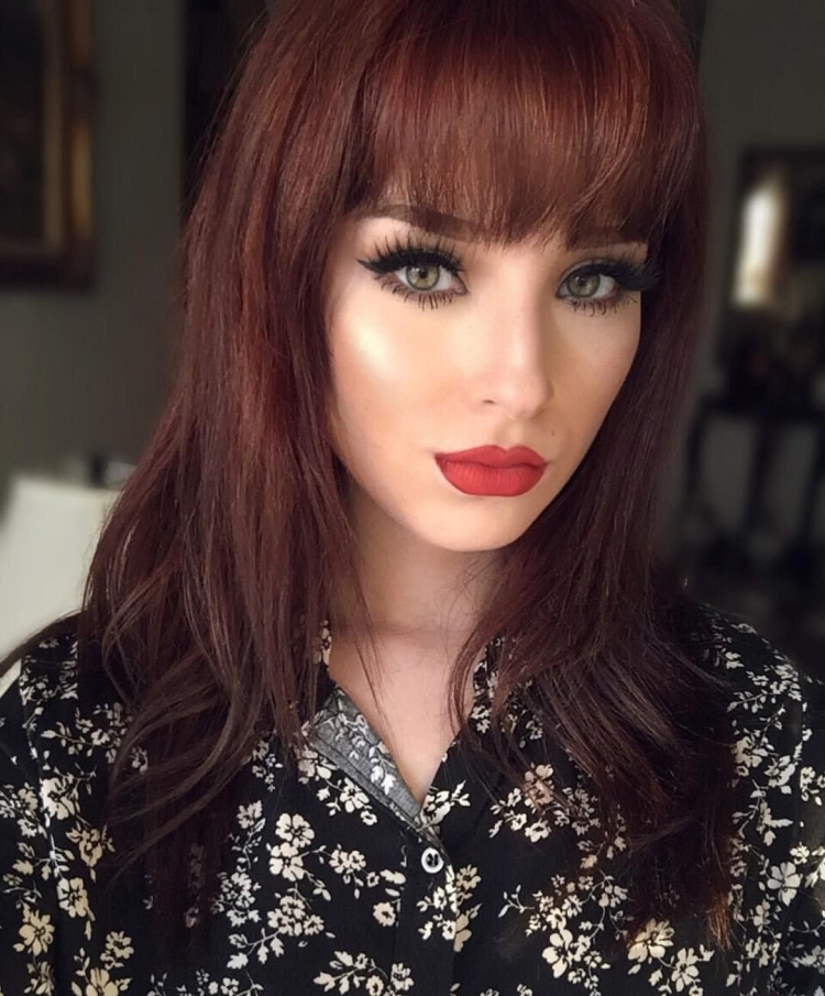 Челка красная