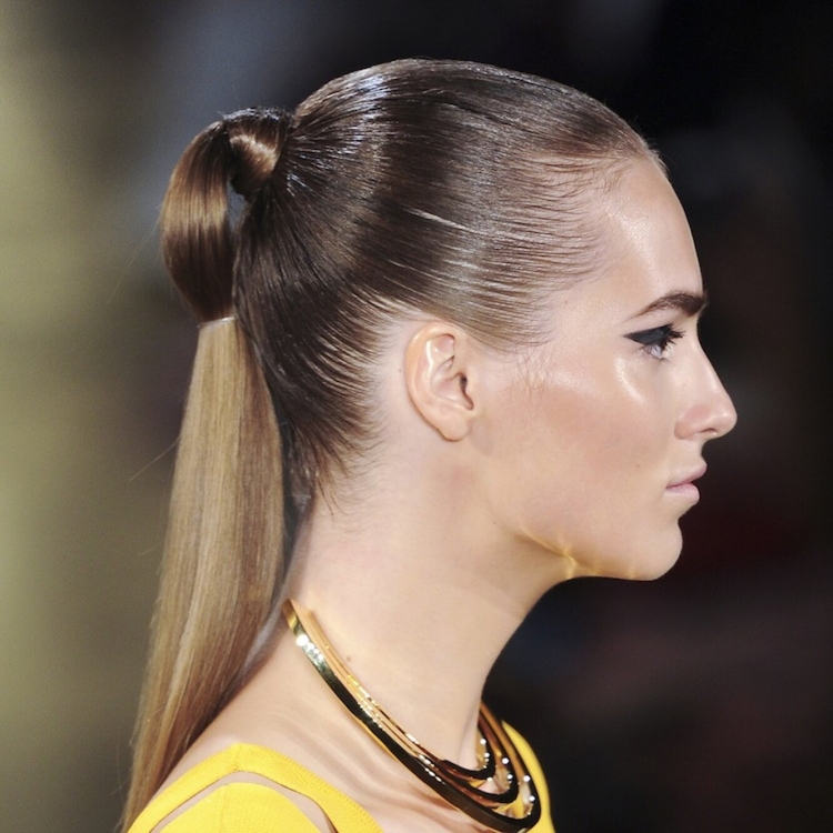 Прическа высокий хвост с пробором