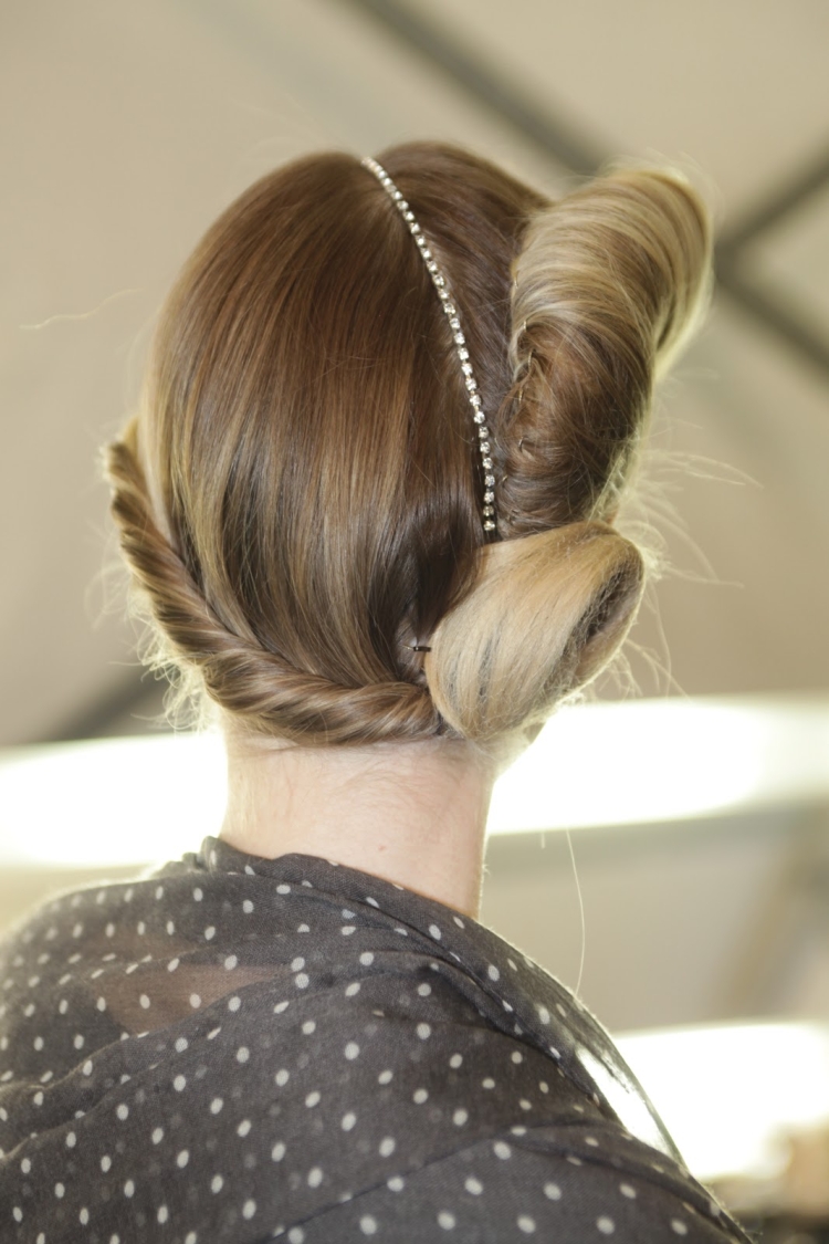 Украшение на пробор волос