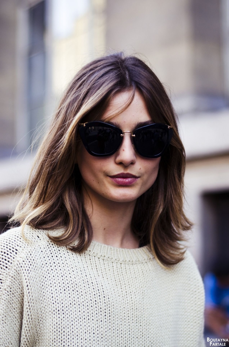 Каре до плеч в очках