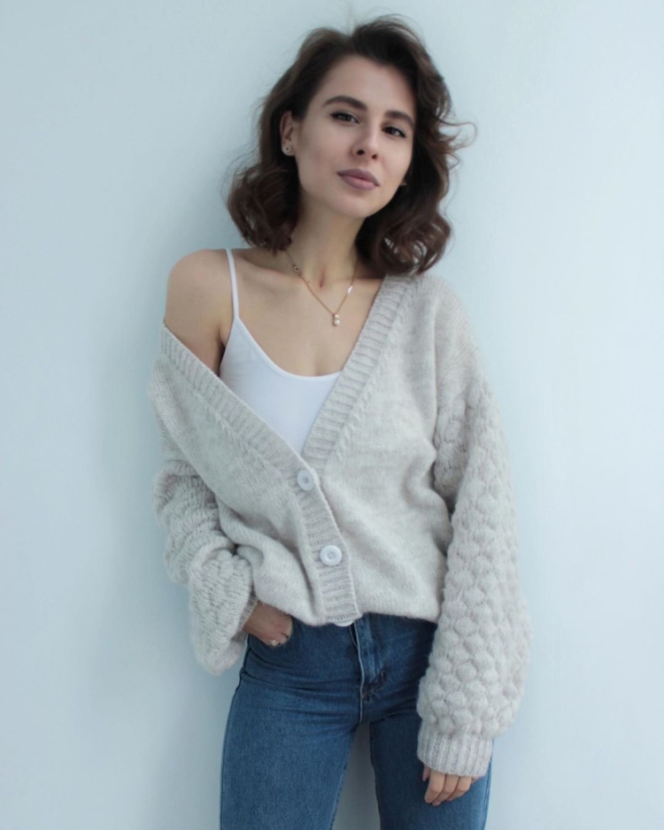 Объемные вязаные кофты на пуговицах